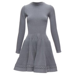 ALAIA, abito in maglia grigio in misto lana vergine con cavi e vestibilità svasata FR38 XS