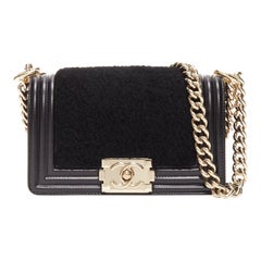CHANEL Boy Kleine schwarze Umhängetasche aus Shearling-Leder in Gold CC mit Knopfleiste und goldener CC