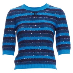 CHANEL 20C Pull court rayé à sequins bleu en cachemire mélangé avec logo CC FR36 XS