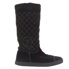 CHANEL Schwarze Matelasse Stiefel aus Wildleder mit Diamanten in Steppstickerei und CC-Logo aus Leder EU38