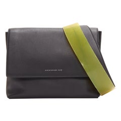 CHRISTOPHER KANE Bolso reversible de piel escamada doble negro amarillo con correa de plástico