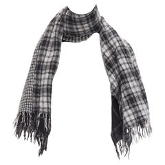 Y'S YOHji Yamamoto Y's. Sciarpa grigia 100% lana a scacchi nera con frange e spille di sicurezza.