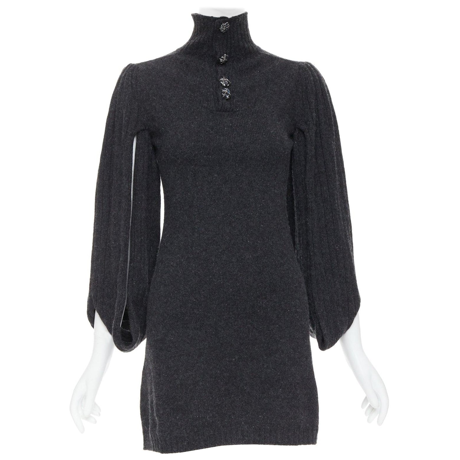 CHANEL 07A gris anthracite CC robe-pull à boutons et manches bouclées