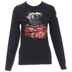 Moncler, t-shirt a manica lunga con logo nero e grafica dipinta in rosso e grigio