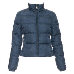 PRADA 2011 azul marino tejido vaquero estampado triángulo logo chaqueta cropped puffer IT38 XS