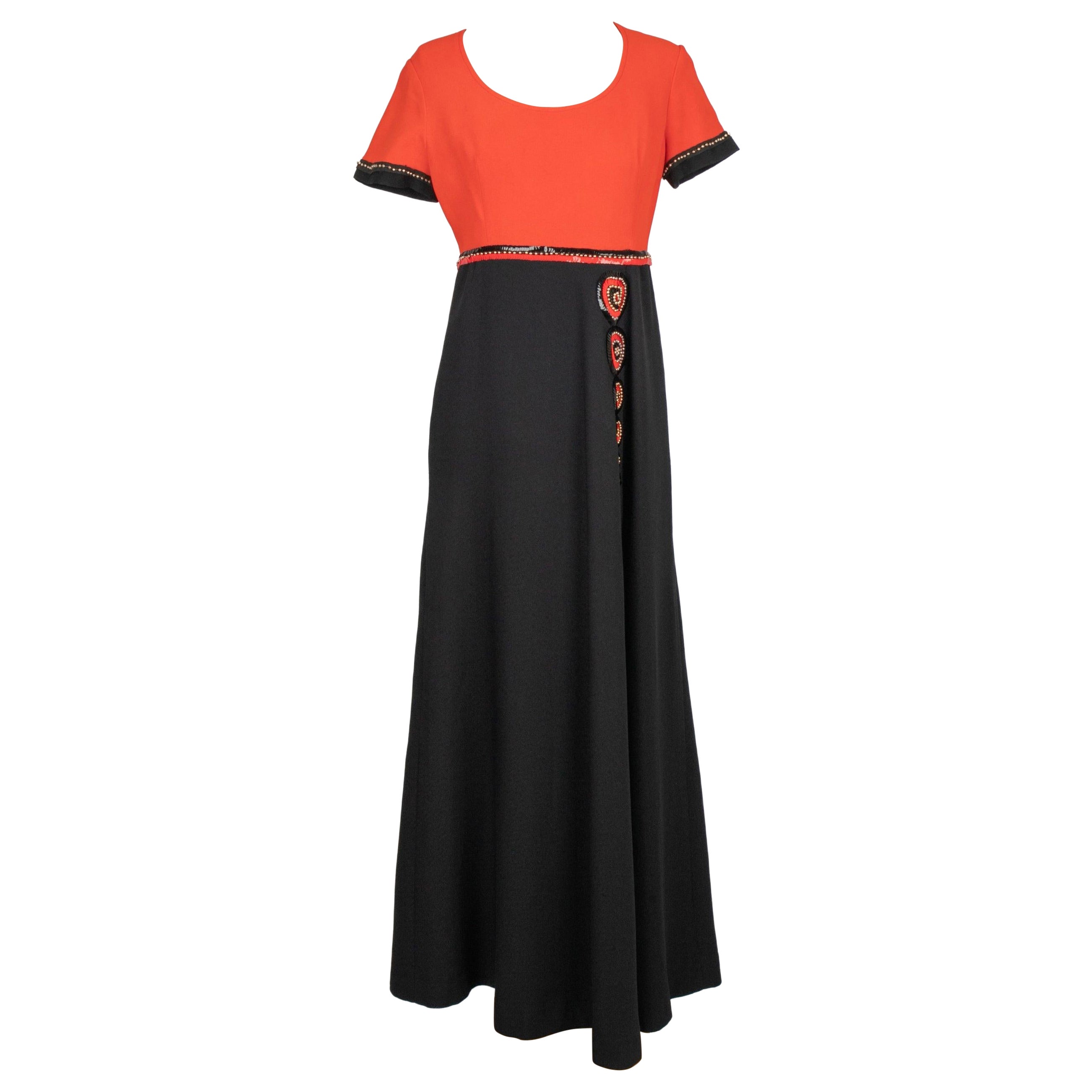 Vestido largo con mangas cortas naranja y negro, años 60 en venta