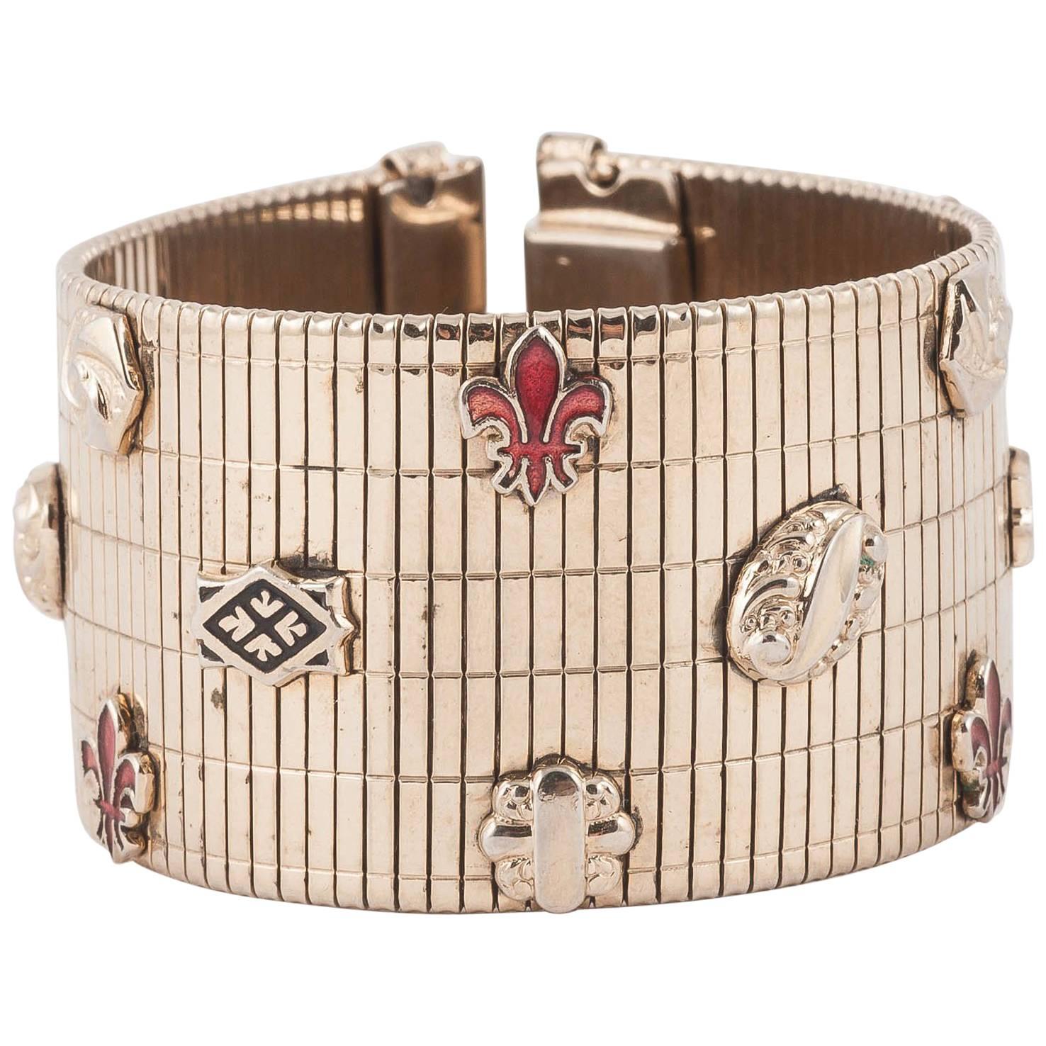Very chic 1940s cuff bracelet, in the style of Van Cleef and Arpels. 