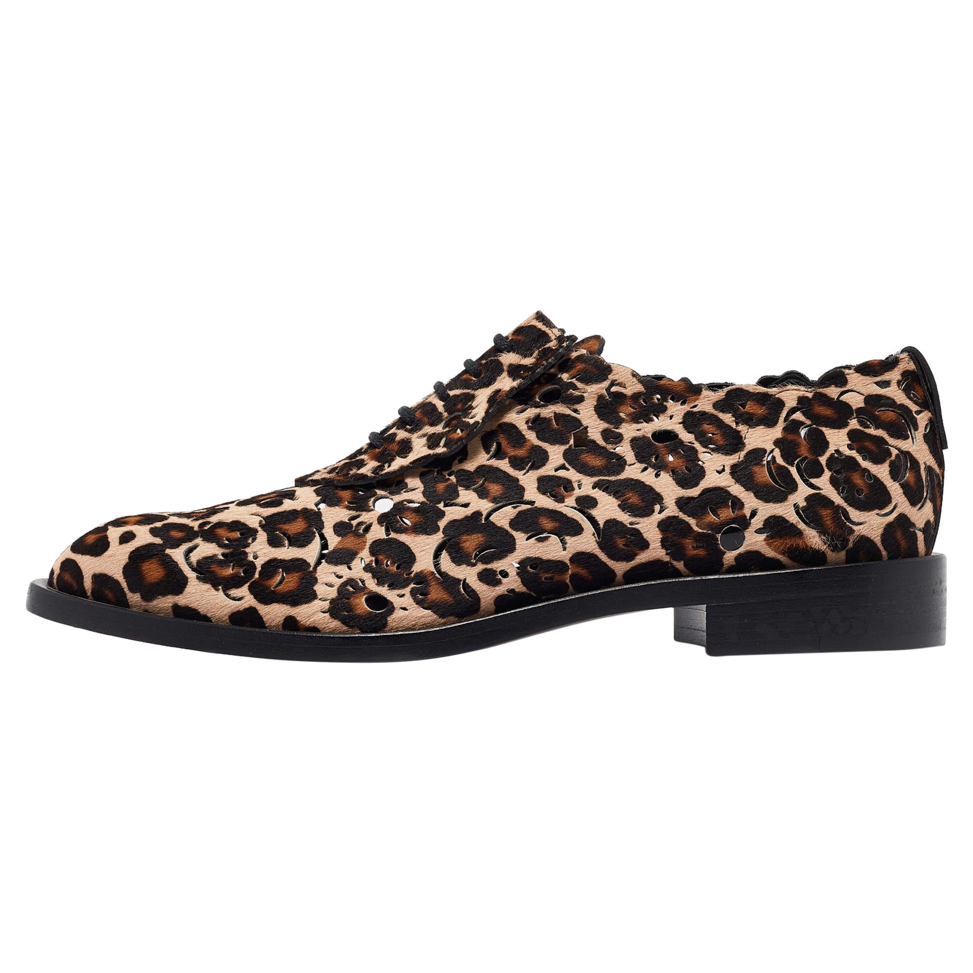 Roger Vivier Beige/Brown Leopard Print Laser Cut Calf Hair Lace Up Derby Size 40 For Sale