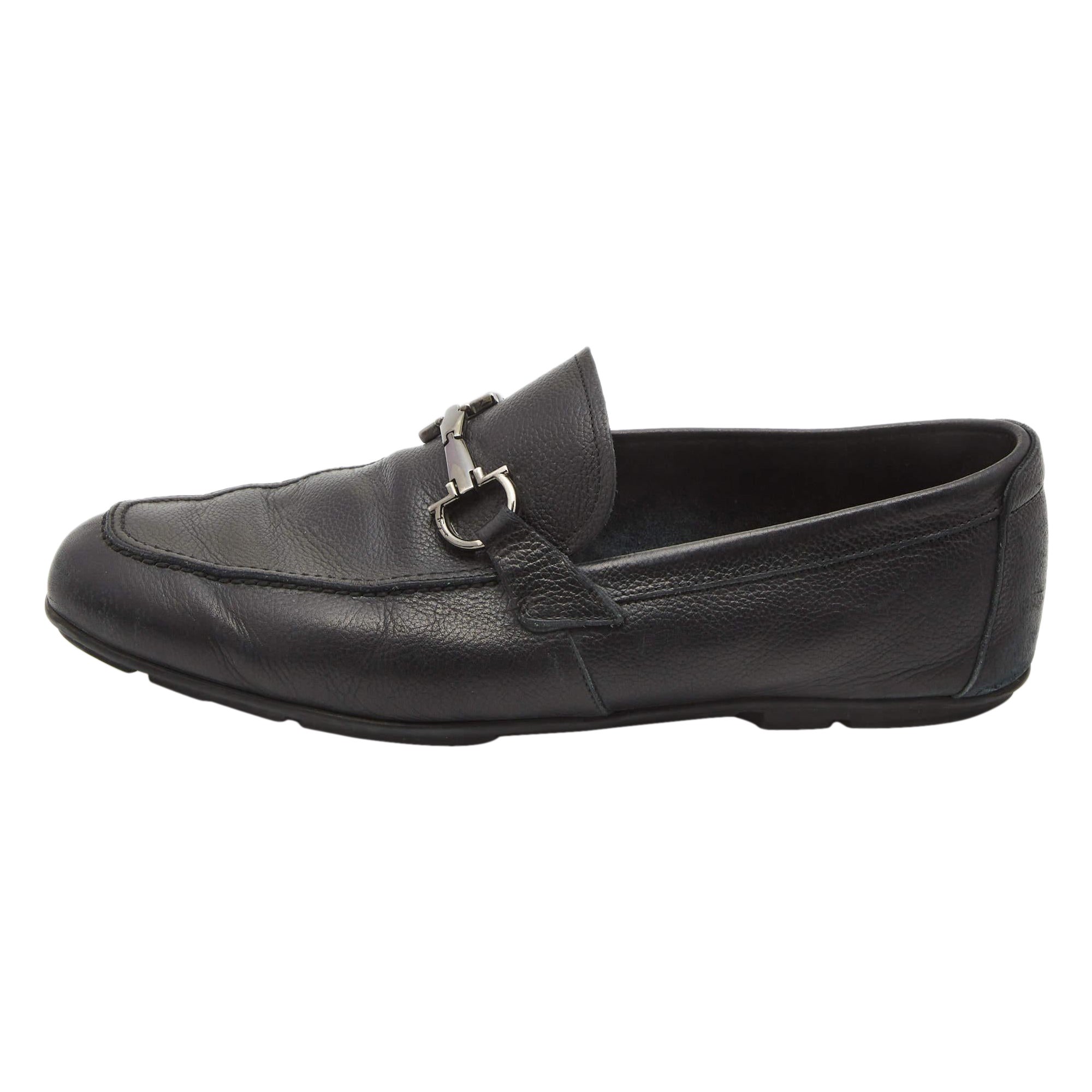 Salvatore Ferragamo Gancini Slip On Loafers en cuir noir Taille 41