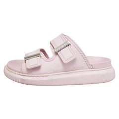 Chanclas planas con detalles de hebilla de goma rosa Alexander McQueen Talla 37