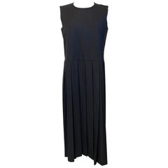 Vestido Comme des Garcons de lana negra con rayas rojas.