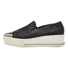 Miu Miu Zapatillas slip on con puntera metálica de cuero negro perforado talla 38