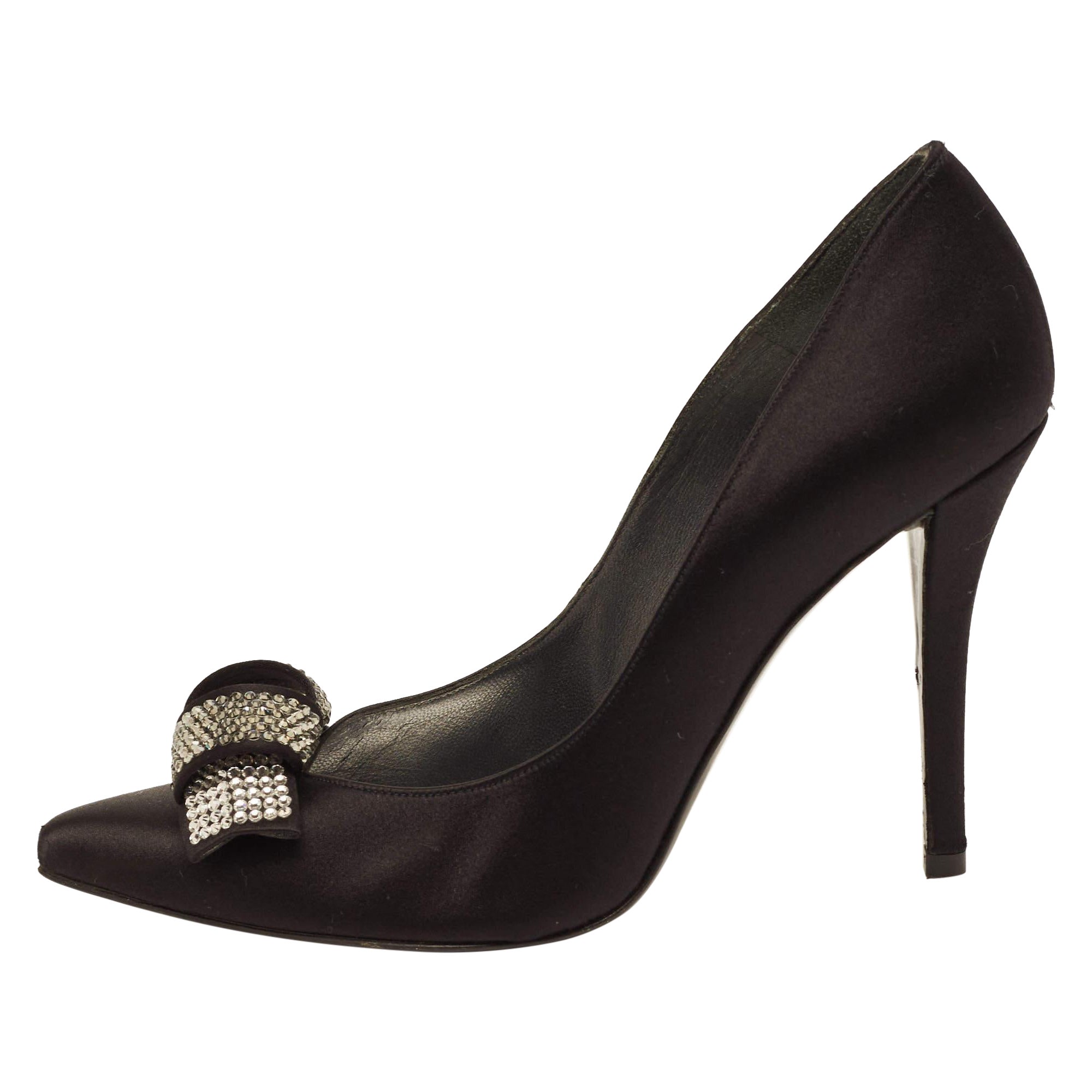 Stuart Weitzman - Pumps a punta in raso nero con fiocco impreziosito da cristalli - taglia 39