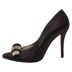 Stuart Weitzman - Pumps a punta in raso nero con fiocco impreziosito da cristalli - taglia 39
