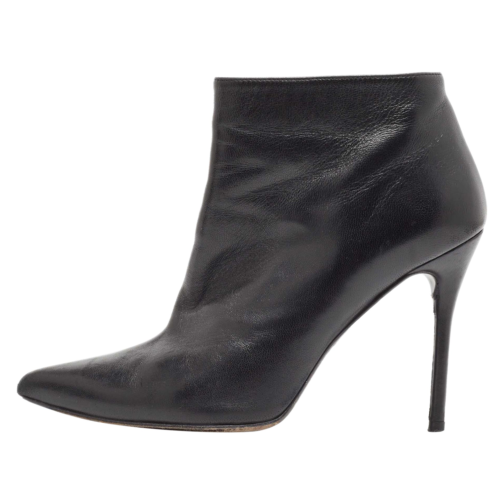 Stuart Weitzman - Bottines à bout pointu en cuir noir Taille 39,5 en vente