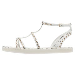 Burberry Sandali piatti Hansel con borchie in pelle bianca misura 39,5