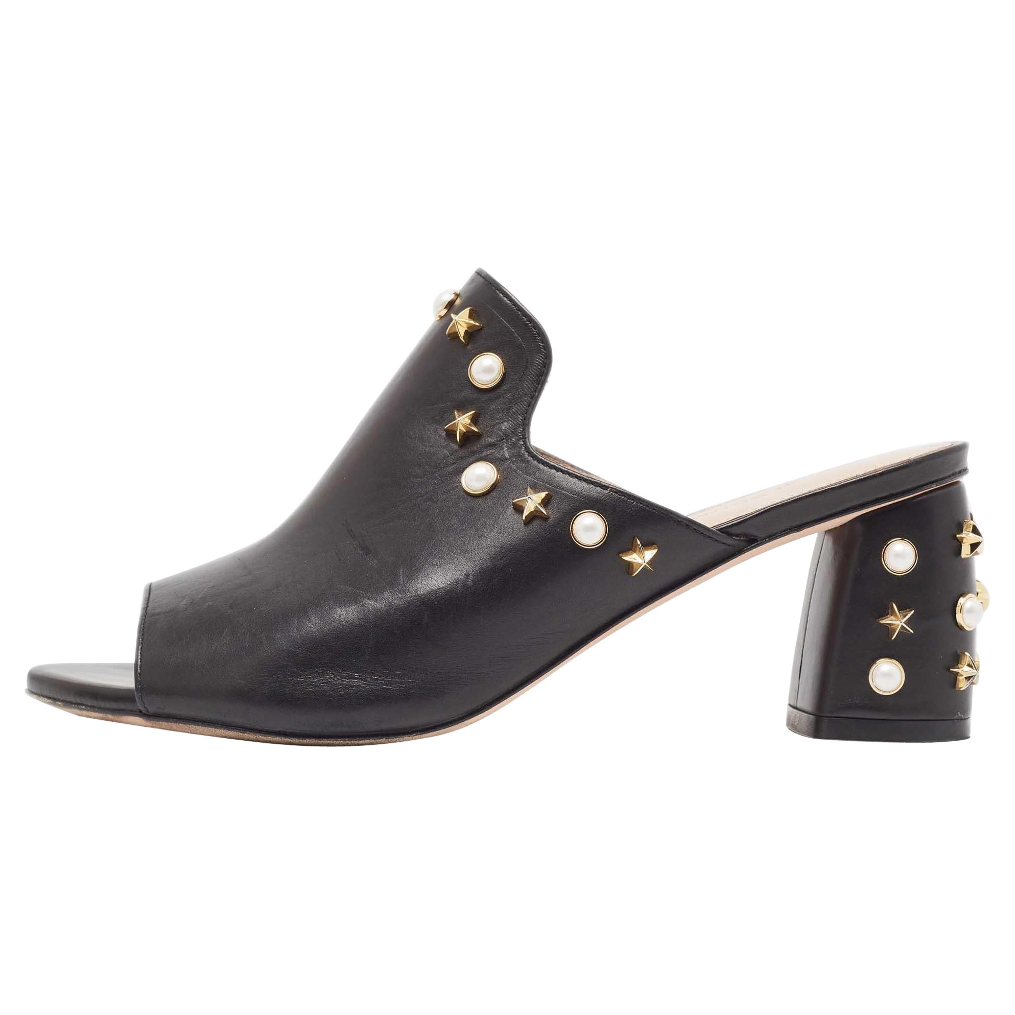 Stuart Weitzman Mules en cuir noir avec ornements Taille 38.5
