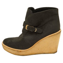 Stella McCartney Schwarz Faux Wildleder Schnalle Detail Keil-Stiefeletten Größe 39