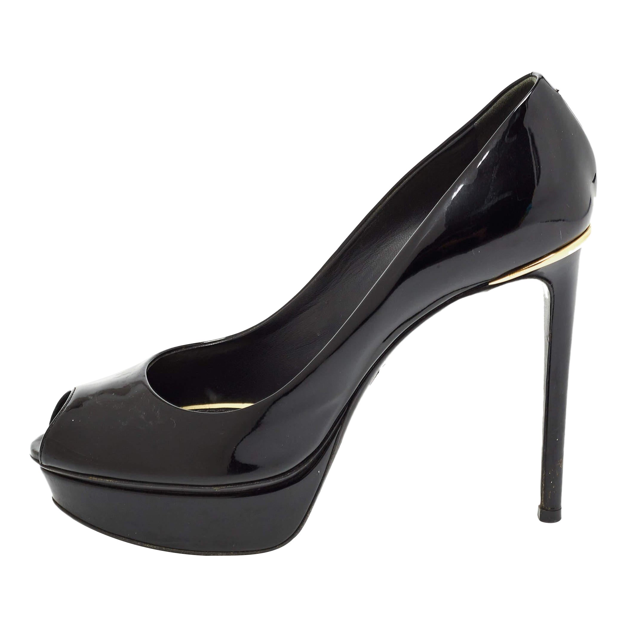 Louis Vuitton Black Patent Leather Eyeline Peep Toe Pumps Talla 37 en venta