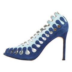 Manolo Blahnik Zweifarbige Pumps aus Wildleder mit Ausschnitt und Peep Toe Größe 40