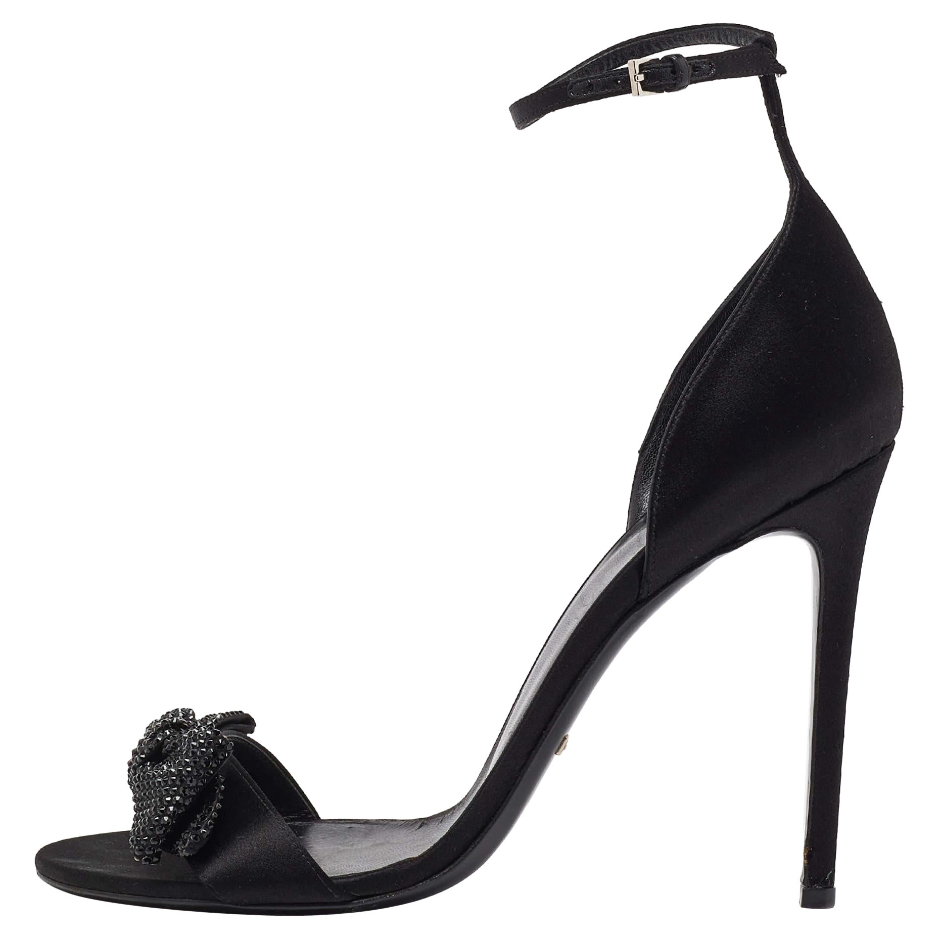 Gucci - Sandales noires en satin avec nœud orné de cristaux et bride à la cheville ouverte, taille 41