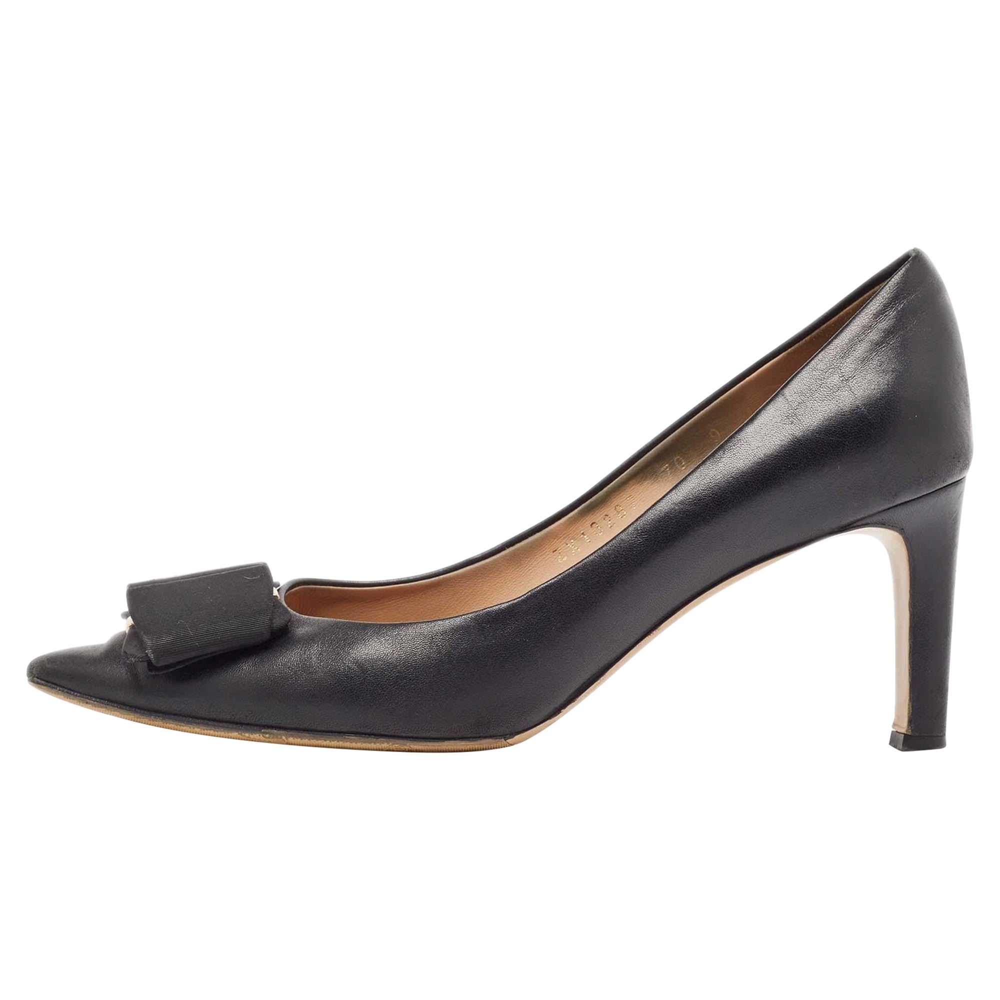 Salvatore Ferragamo Bombas de cuero negro con lazo Talla 39.5