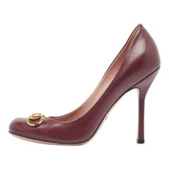 Gucci Burgunderfarbene Jolene Horsebit Pumps aus Leder Größe 37