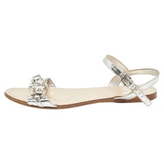 Miu Miu Silver Leather Ankle Strap Sandals Size 37 (Sandales à lanières en cuir argenté)