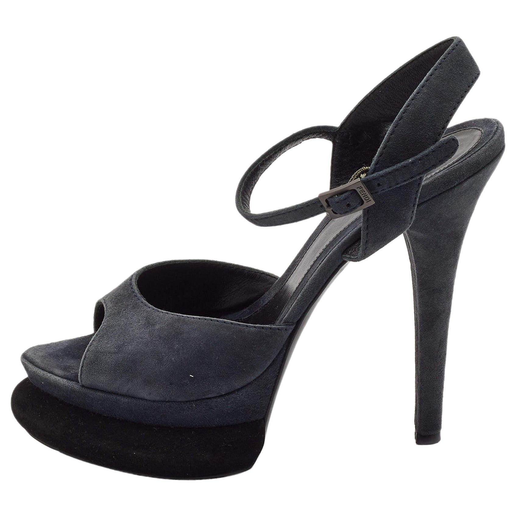 Fendi Sandali con cinturino alla caviglia in pelle scamosciata blu navy taglia 38 in vendita