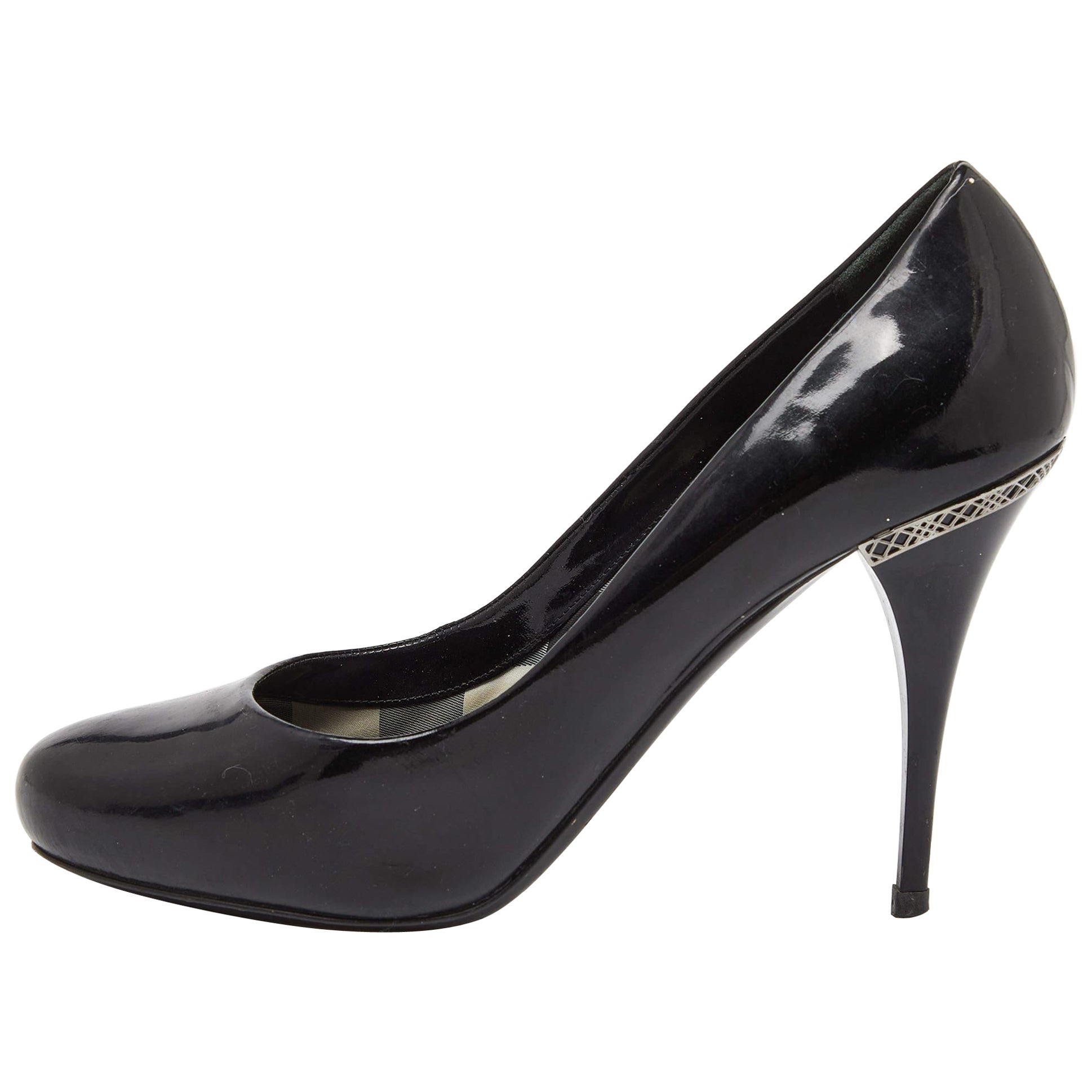 Bombas de punta redonda de charol negro Burberry Talla 40