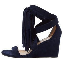 Chloe - Sandali a zeppa con cinturino incrociato in pelle scamosciata blu navy con dettaglio a frange - misura 36