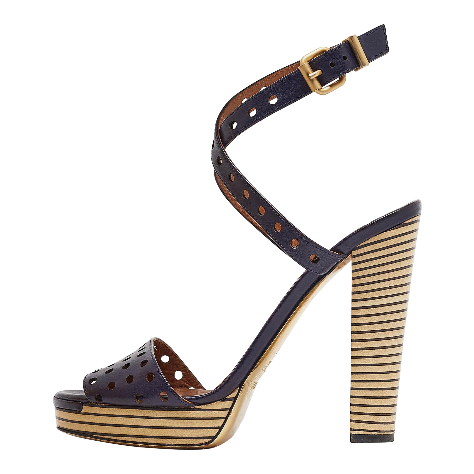 Fendi Marineblaue Plateausandalen aus perforiertem Leder mit Knöchelriemen Größe 40 im Angebot
