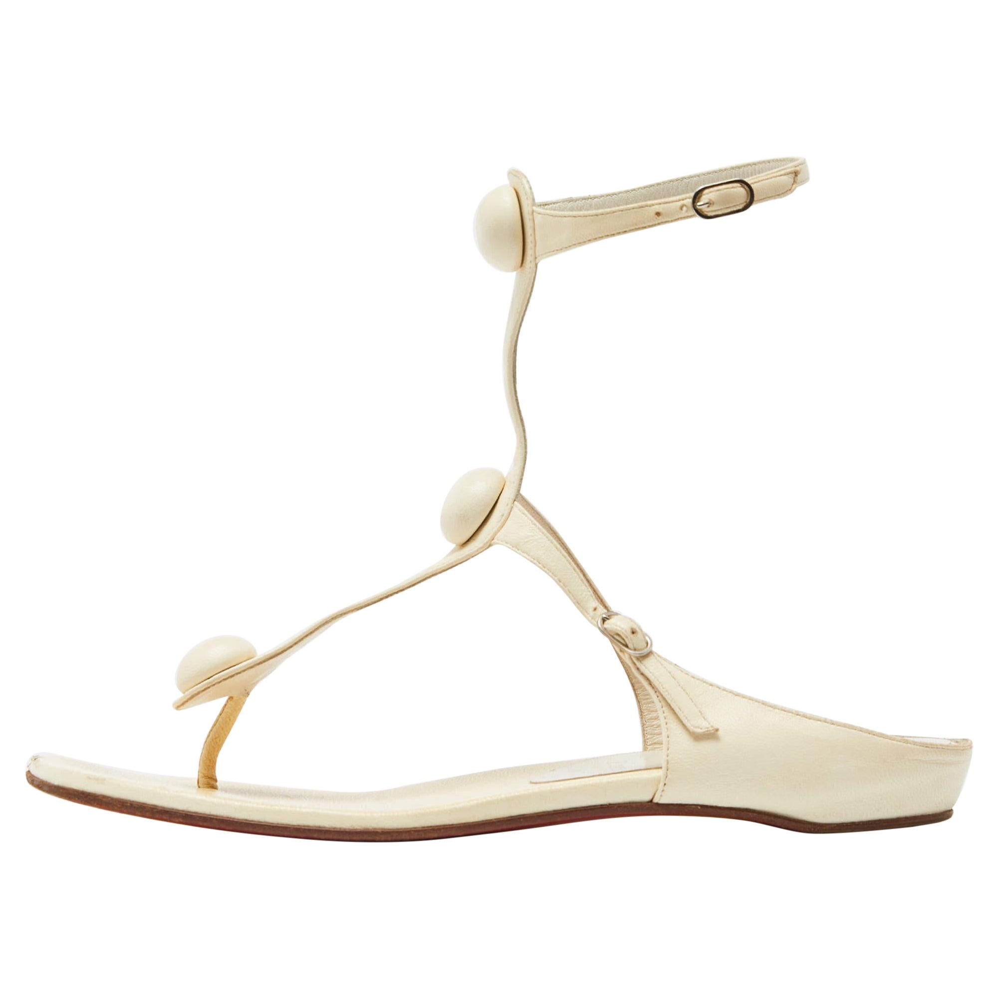 Christian Louboutin Sandales plates à lanières de cheville en cuir crème, taille 38,5 en vente