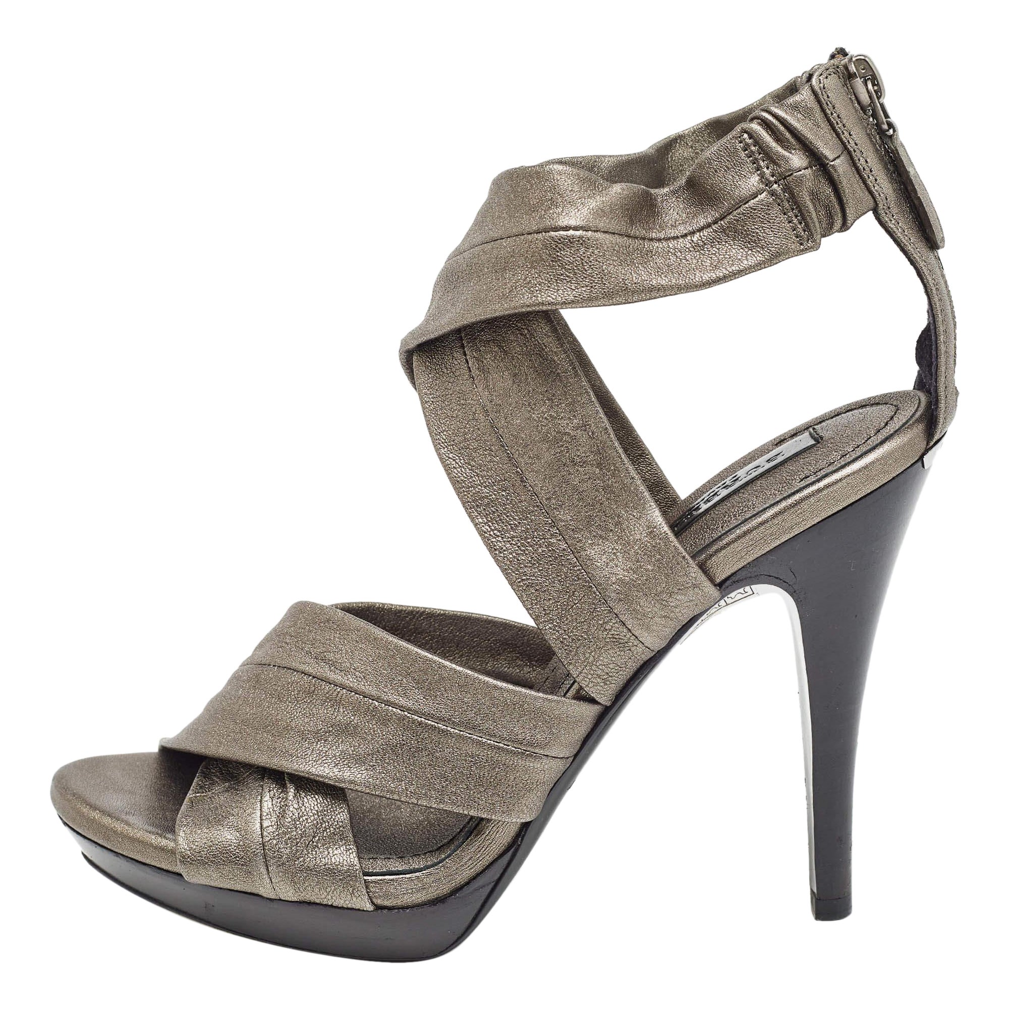 Sandalias con tobillo y plataforma de piel gris de Burberry talla 39