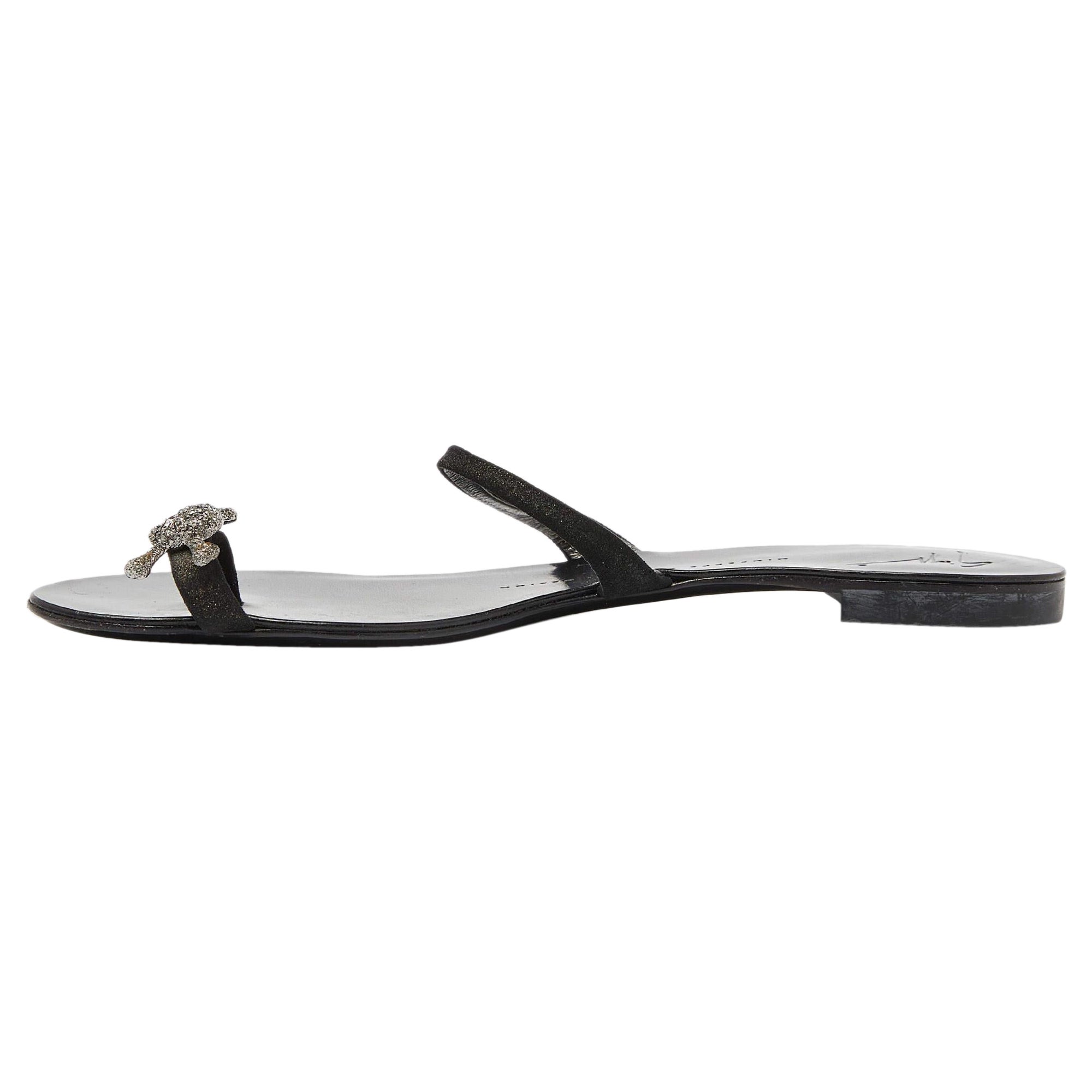 Giuseppe Zanotti Sandales en daim noir avec anneau en forme de tête de mort en cristal Taille 38