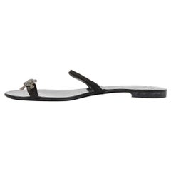 Giuseppe Zanotti Sandali ad anello con teschio in camoscio nero taglia 38