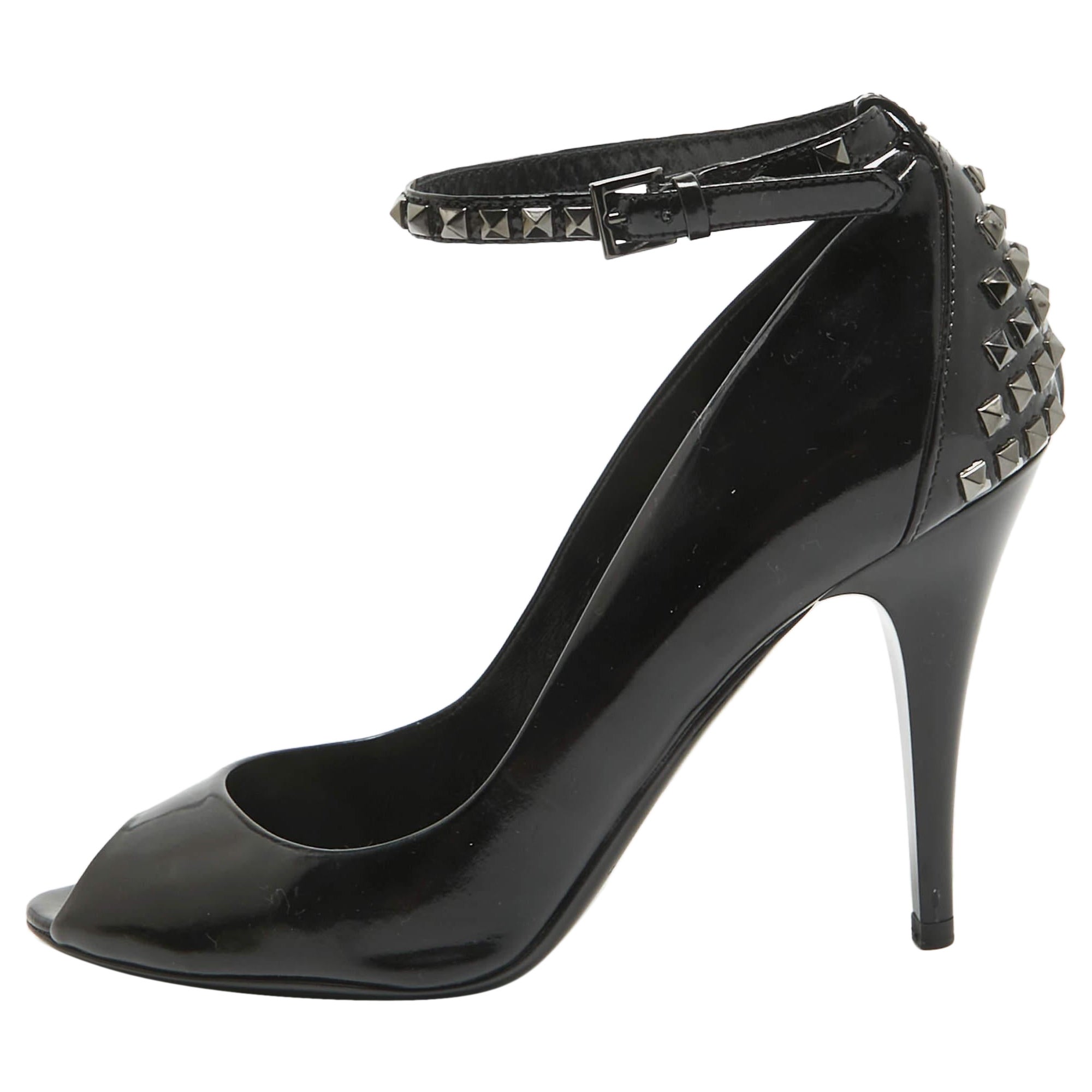 Burberry Black Patent Stud Peep Toe Pumps Talla 40