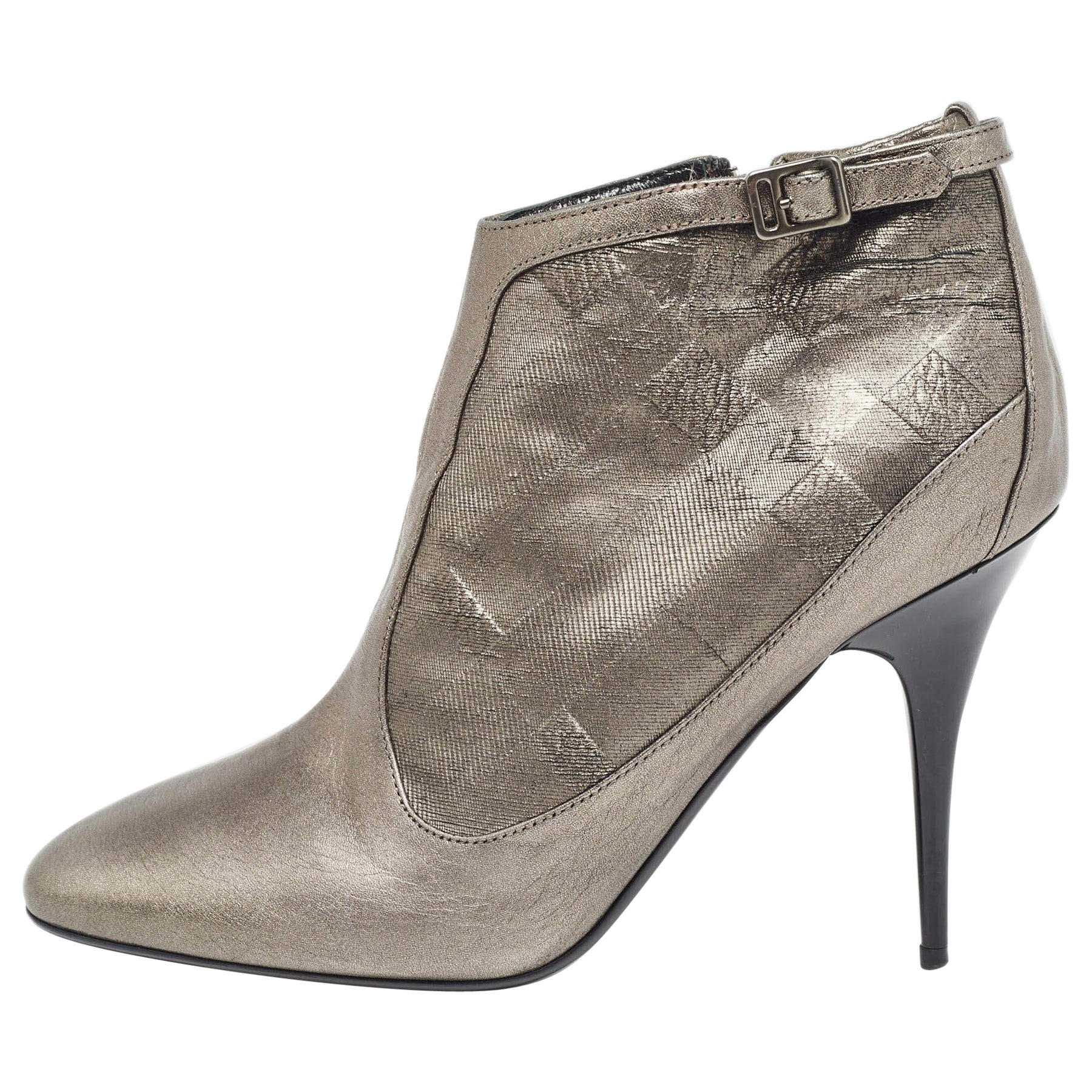 Burberry Grey Leather and Velvet Buckle Detail Round Toe Ankle Boots Size 40 For Sale