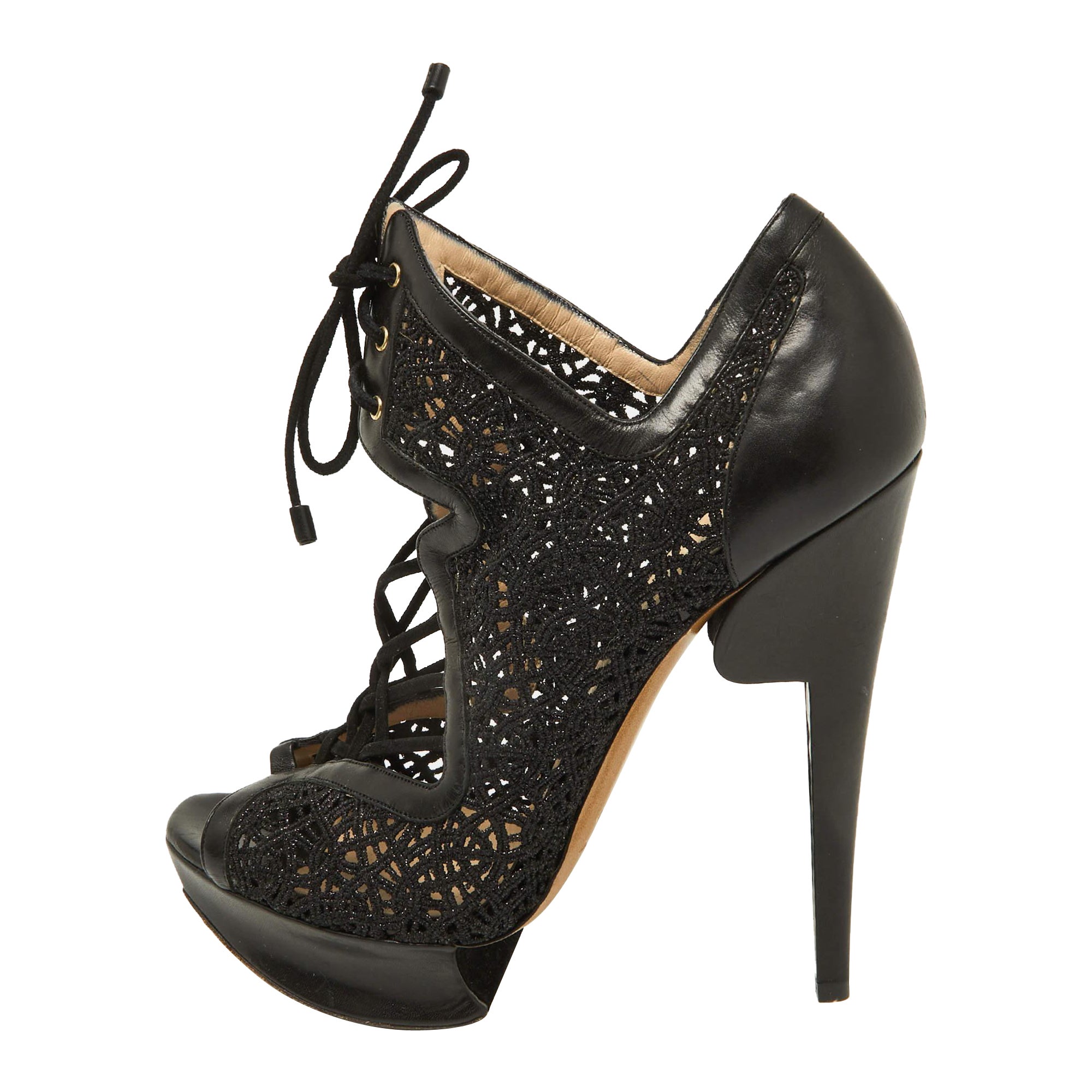 Nicholas Kirkwood Black Lace & Leather Cut Out Platform Lace Up Pumps Taglia 38.5 in vendita