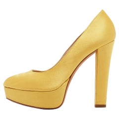 Alexander McQueen Yellow Satin Peep Toe Platform Pumps Talla 38