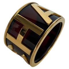 Raro bracciale Chanel con iniziali placcate in oro, primavera-estate 1990