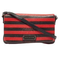Marc by Marc Jacobs Bolso cruzado con solapa Percy de piel a rayas rojo/negro