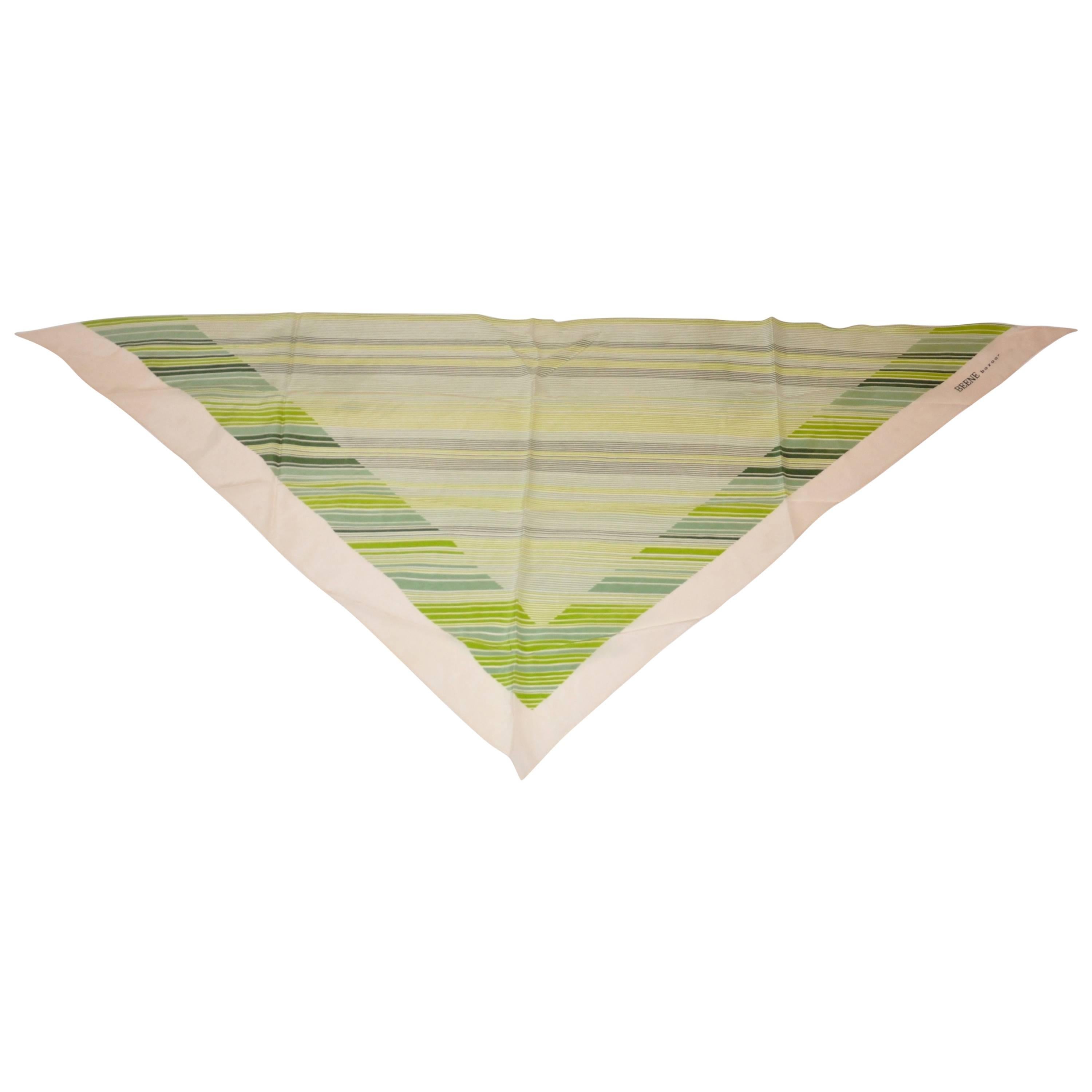 Sciarpa di seta a triangolo con bordi beige e strisce verdi Geoffrey Beene in vendita