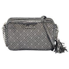 Michael Kors Metallic Grau Texturierte Ginny Kamera-Umhängetasche aus Leder