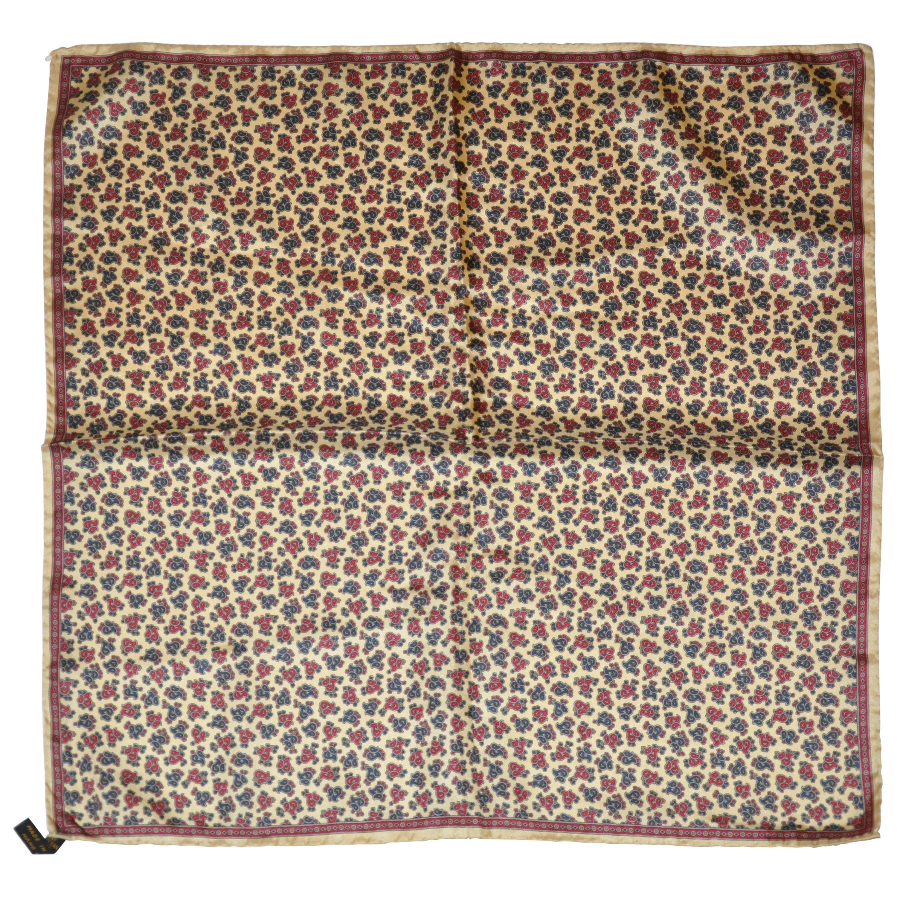 Ashear Beigefarbenes Seidenhandtaschentuch mit dreifarbigem Palsey in der Mitte für Herren im Angebot