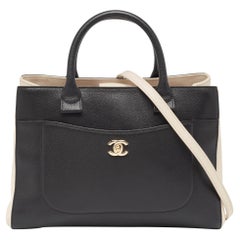 Chanel Schwarz/Cremefarbene Neo Executive Shopper Tote aus Leder