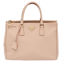 Tote grande con doppia zip di Prada in pelle saffiano Lux rosa chiaro