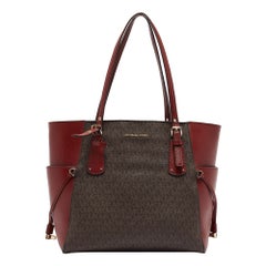 Bolso Voyager Este-Oeste de Michael Kors en lona revestida y piel, rojo/marrón y con firma