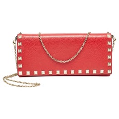 Cartera con solapa Rockstud de piel roja y cadena Valentino