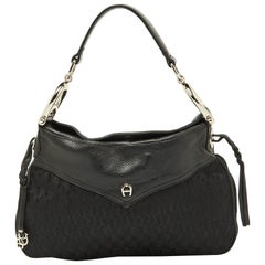 Aigner Hobo negro de lona y piel con firma